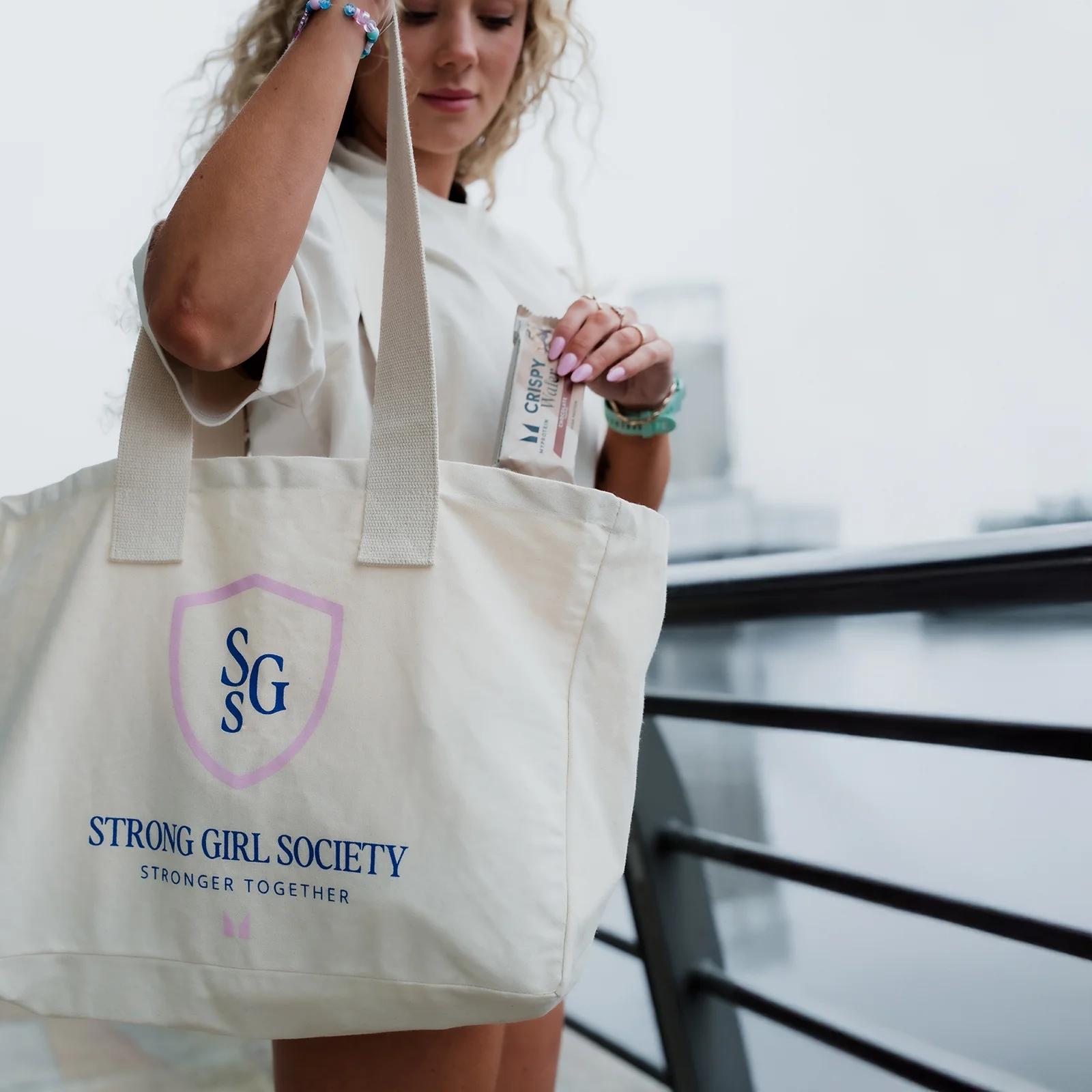 Strong Girl Society托特包 - 原色 图片 1
